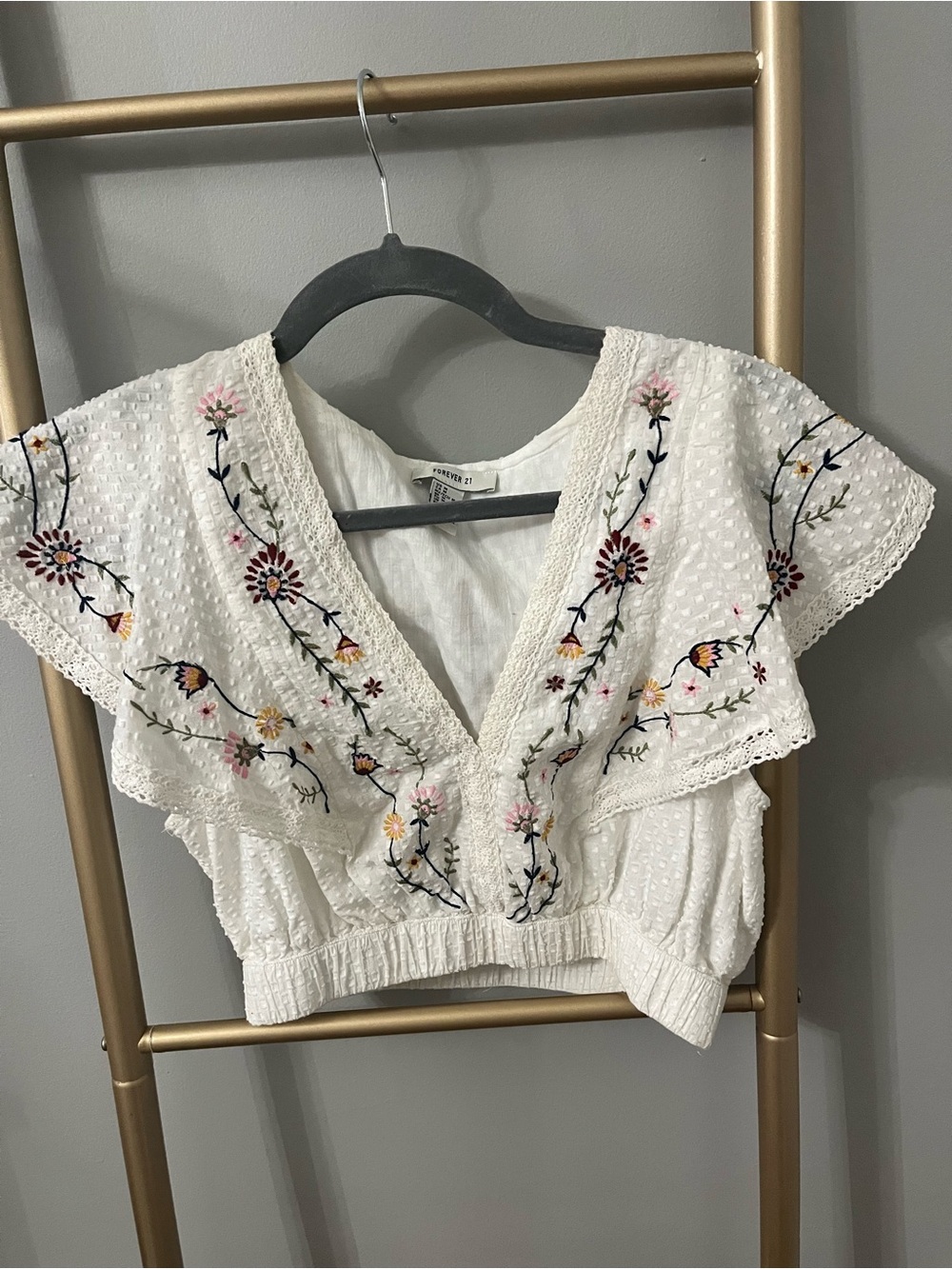 Forever 21 White Embroidered Flutter Sleeve Crop Top | Boho Floral | Size Medium
